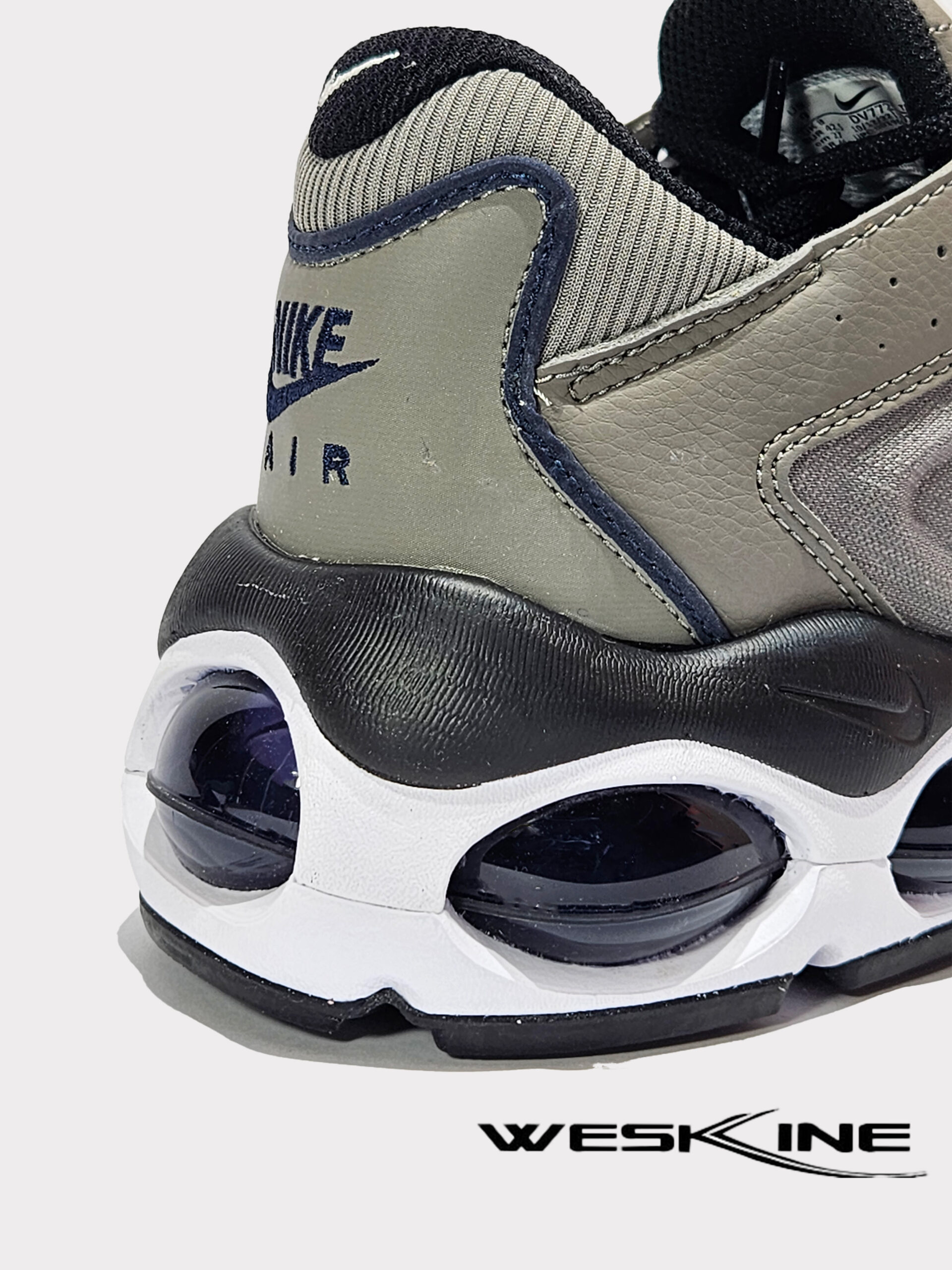 Baskets Nike Air Max TW en Étain Mat, Blanc, et Ossidiene