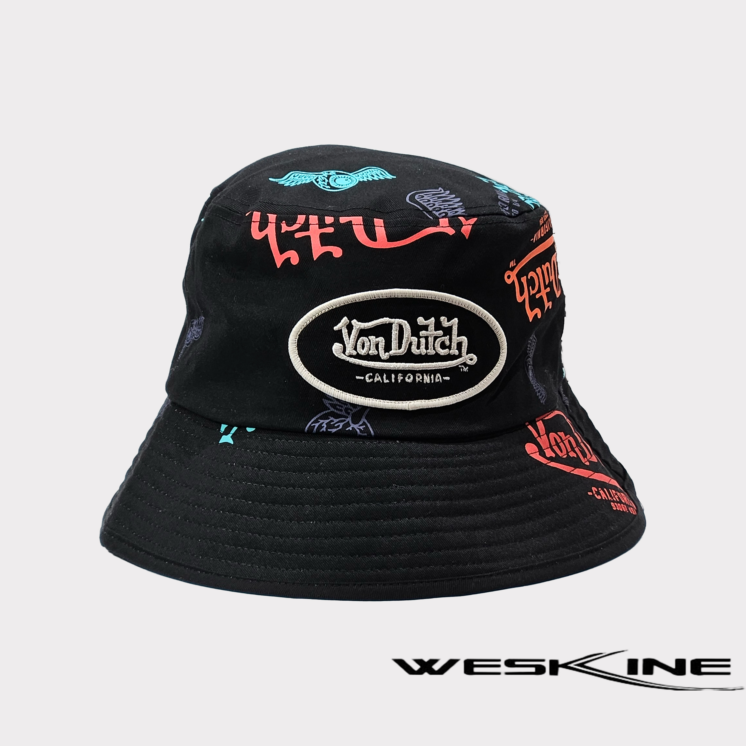 Bob cap Von Dutch noir orné de graphismes colorés, parfaite combinaison de style urbain et de flair artistique